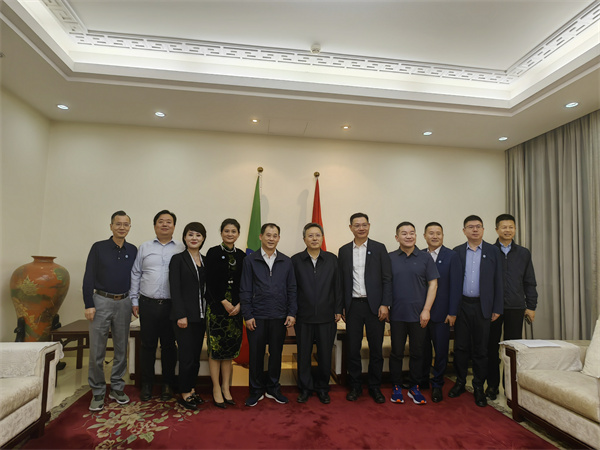 與中國駐埃塞俄比亞大使趙志遠(yuǎn)的合照.jpg